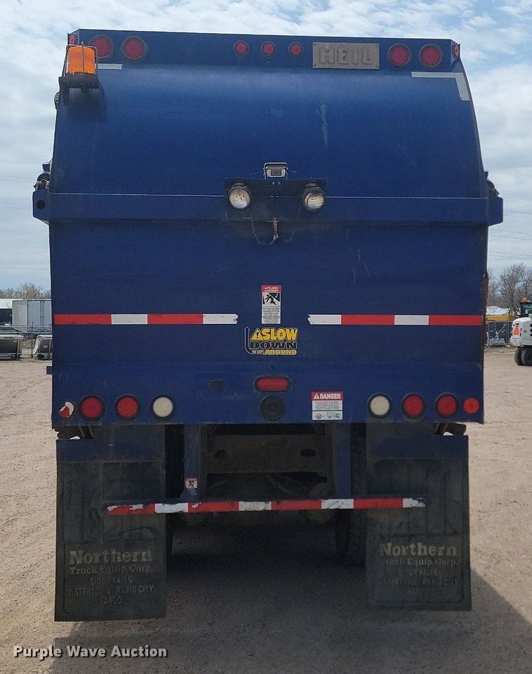 image for item DP3571 2013 Peterbilt  320 refuse truck