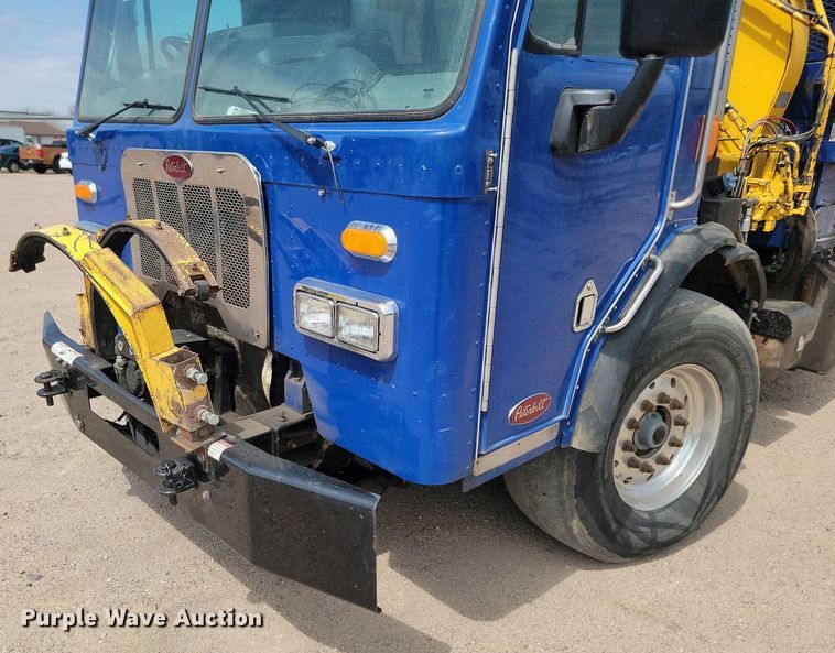 image for item DP3571 2013 Peterbilt  320 refuse truck