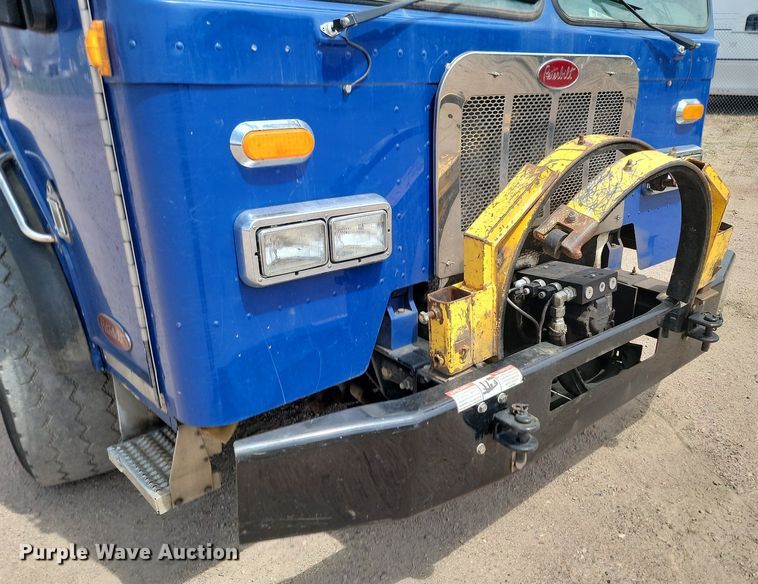 image for item DP3571 2013 Peterbilt  320 refuse truck