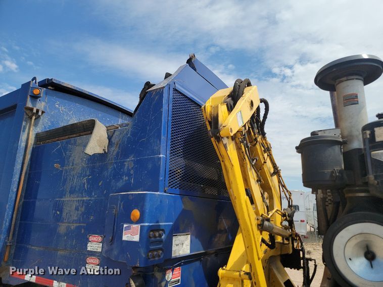 image for item DP3571 2013 Peterbilt  320 refuse truck