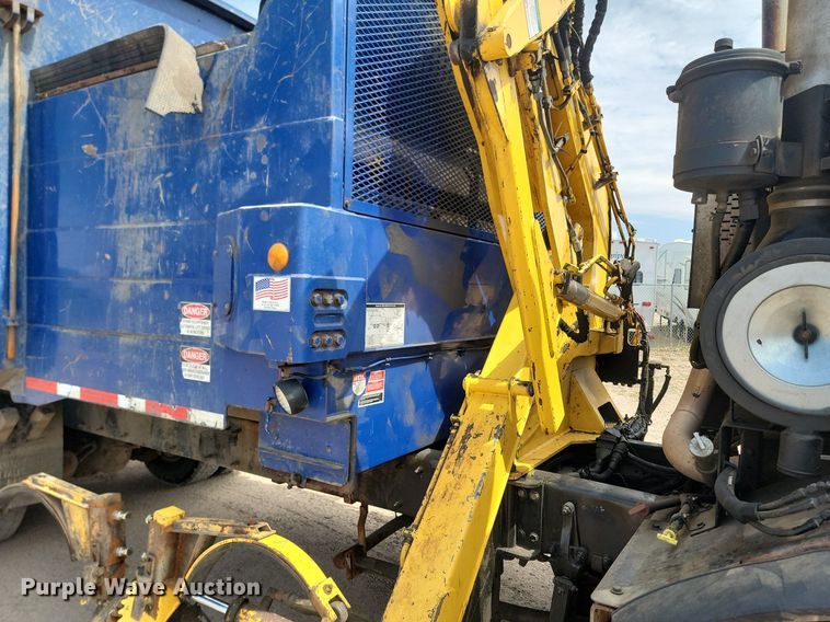 image for item DP3571 2013 Peterbilt  320 refuse truck