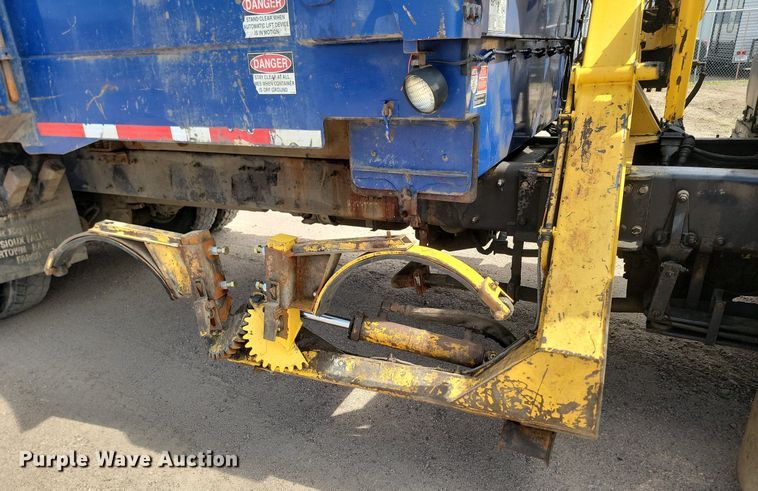 image for item DP3571 2013 Peterbilt  320 refuse truck