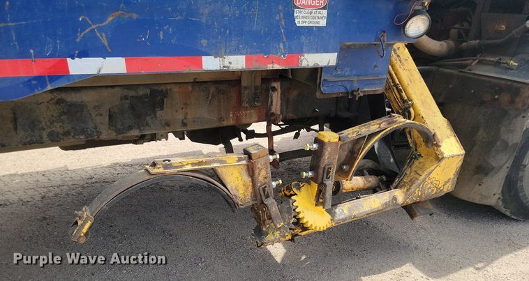 image for item DP3571 2013 Peterbilt  320 refuse truck