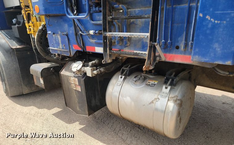 image for item DP3571 2013 Peterbilt  320 refuse truck