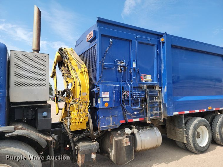 image for item DP3571 2013 Peterbilt  320 refuse truck