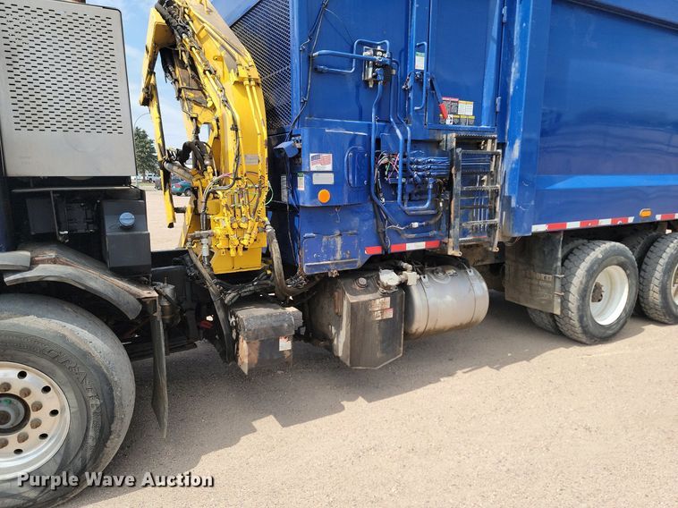 image for item DP3571 2013 Peterbilt  320 refuse truck