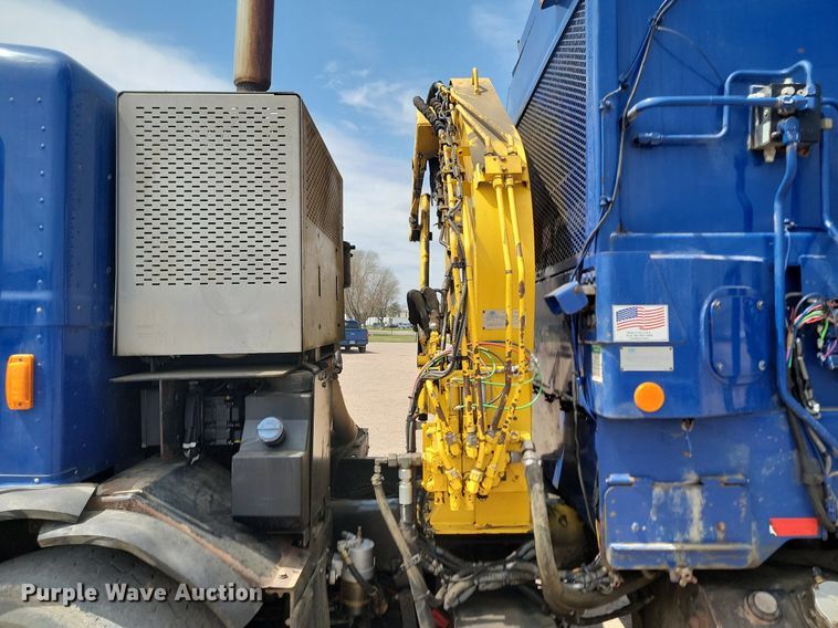 image for item DP3571 2013 Peterbilt  320 refuse truck