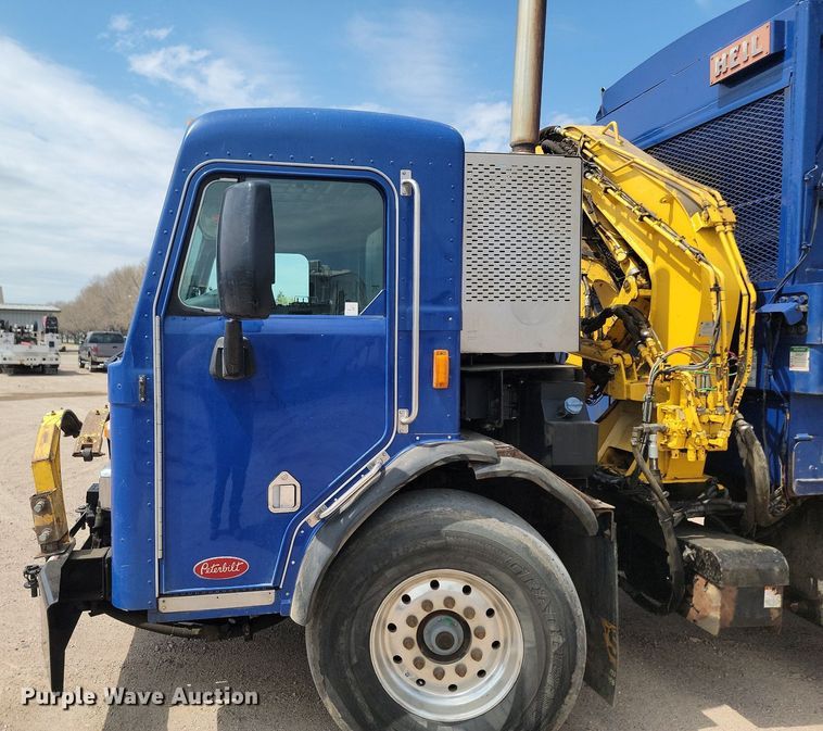image for item DP3571 2013 Peterbilt  320 refuse truck