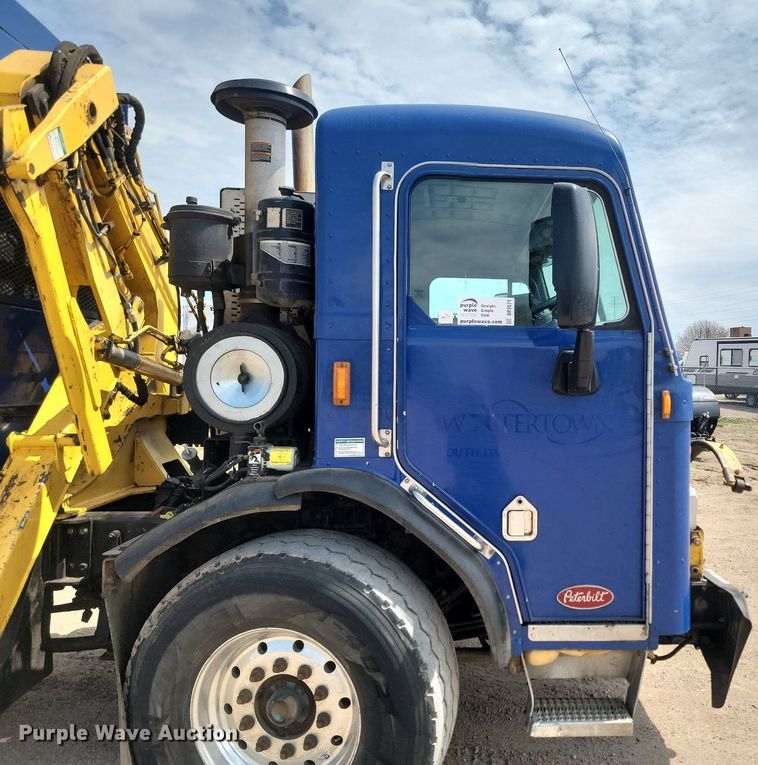 image for item DP3571 2013 Peterbilt  320 refuse truck