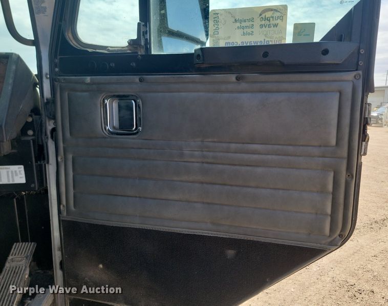 image for item DP3571 2013 Peterbilt  320 refuse truck