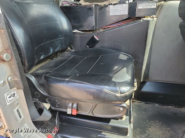 image for item DP3571 2013 Peterbilt  320 refuse truck