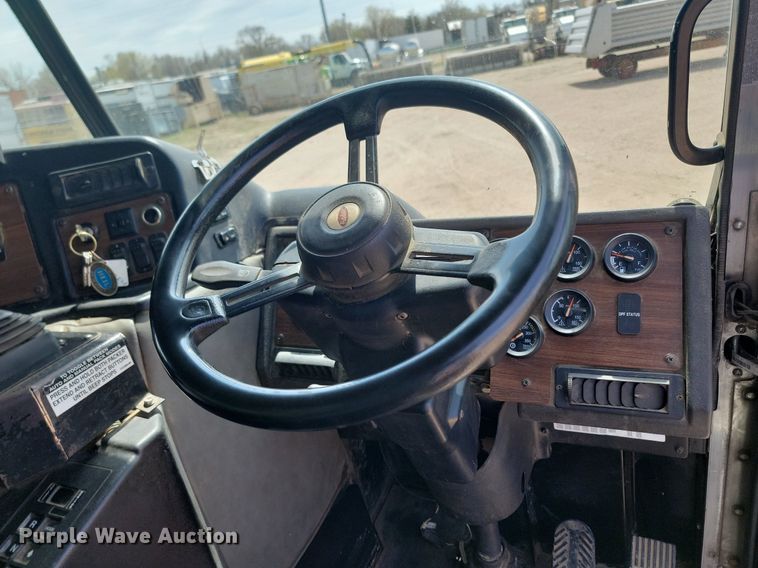 image for item DP3571 2013 Peterbilt  320 refuse truck