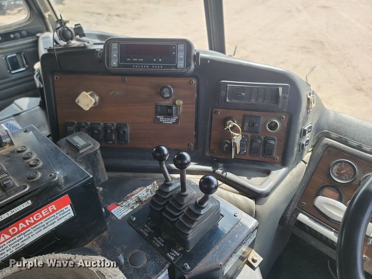 image for item DP3571 2013 Peterbilt  320 refuse truck