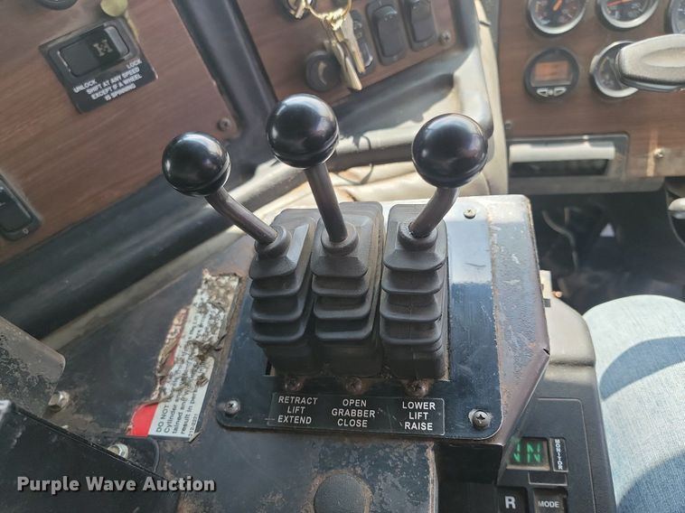 image for item DP3571 2013 Peterbilt  320 refuse truck