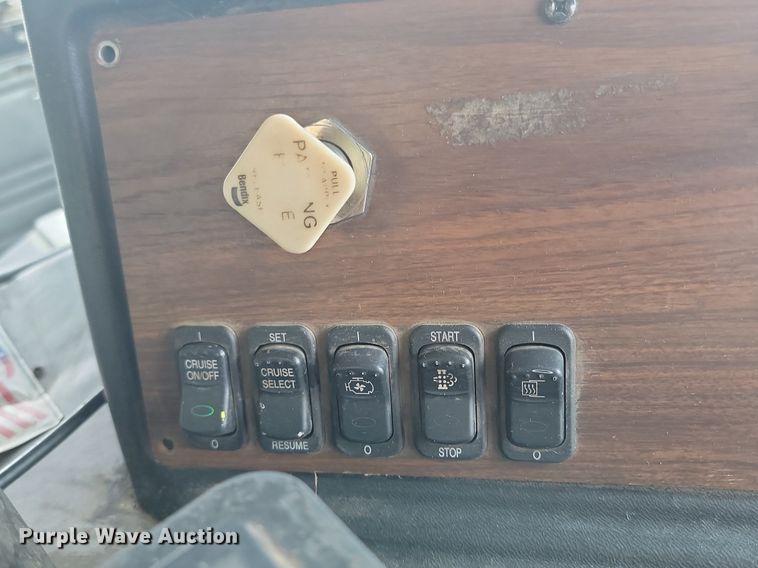 image for item DP3571 2013 Peterbilt  320 refuse truck