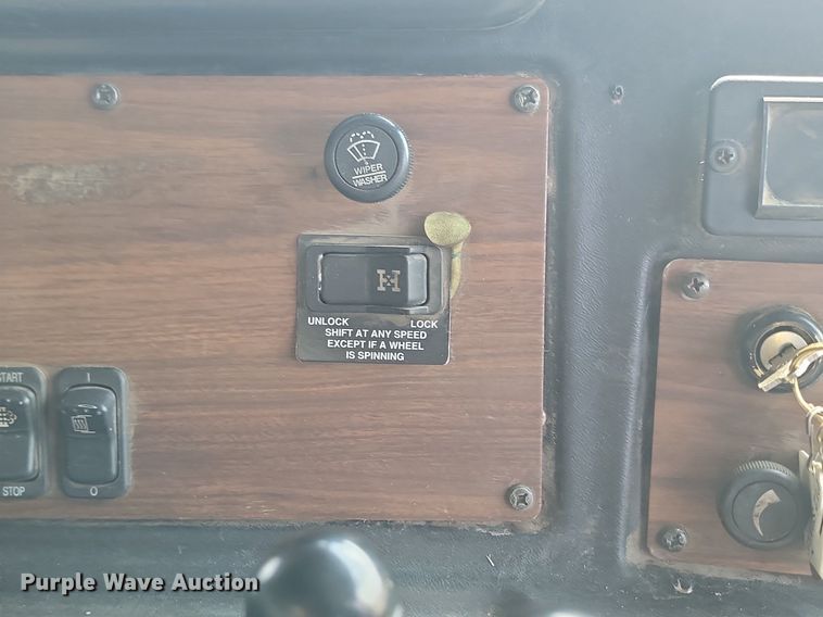 image for item DP3571 2013 Peterbilt  320 refuse truck