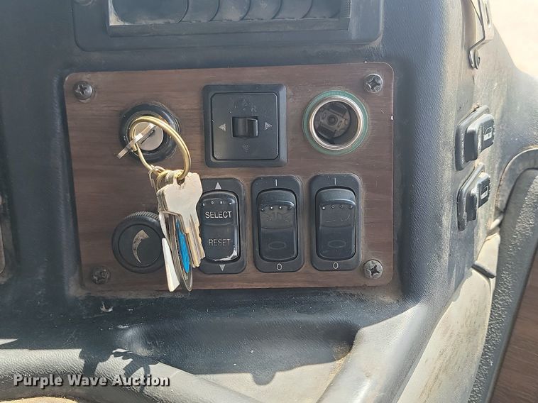 image for item DP3571 2013 Peterbilt  320 refuse truck