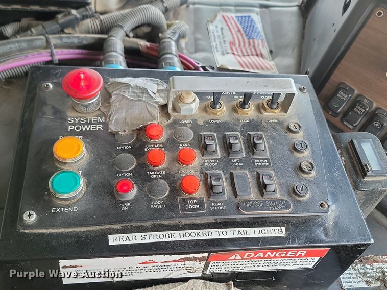 image for item DP3571 2013 Peterbilt  320 refuse truck