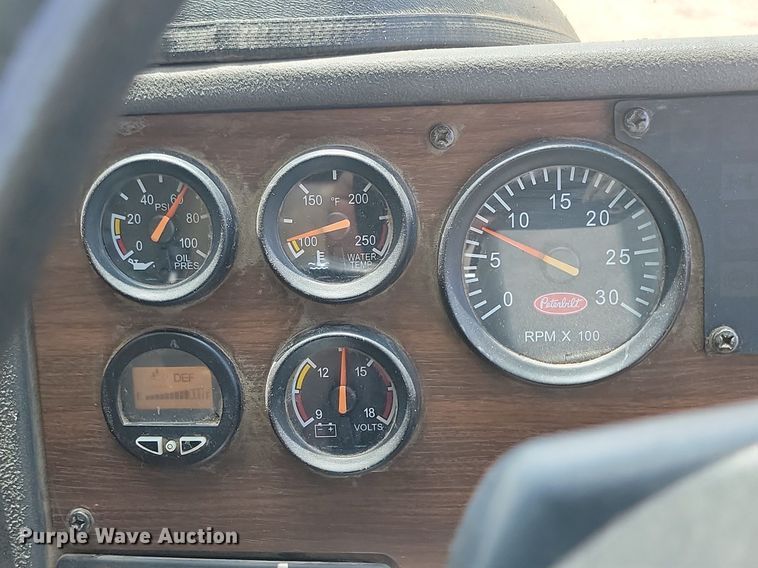 image for item DP3571 2013 Peterbilt  320 refuse truck