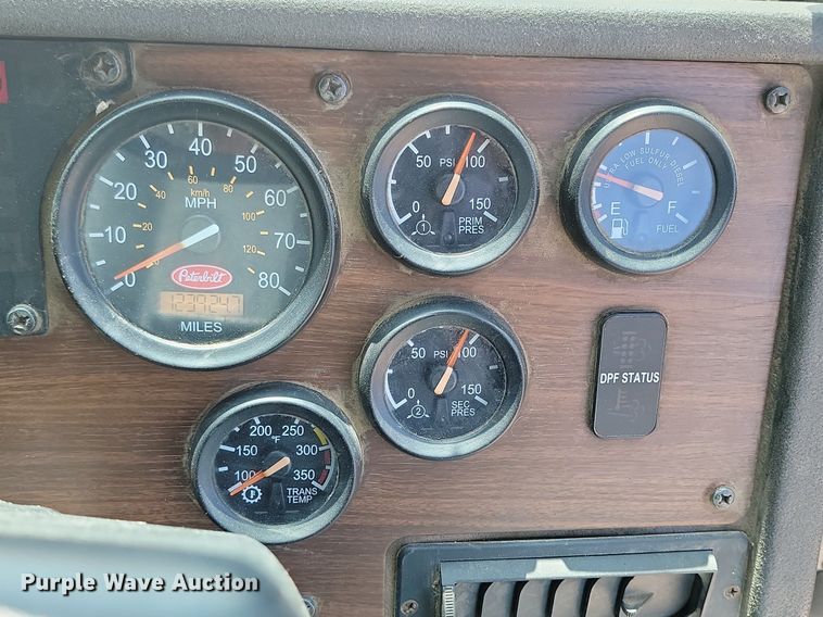 image for item DP3571 2013 Peterbilt  320 refuse truck