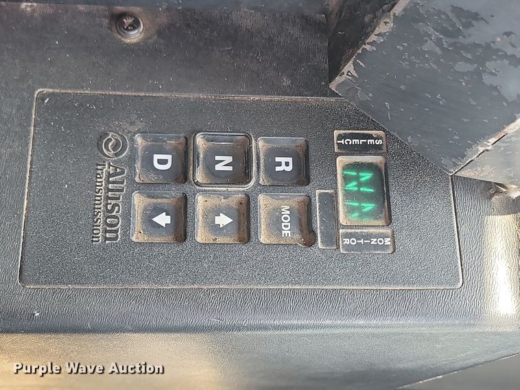 image for item DP3571 2013 Peterbilt  320 refuse truck