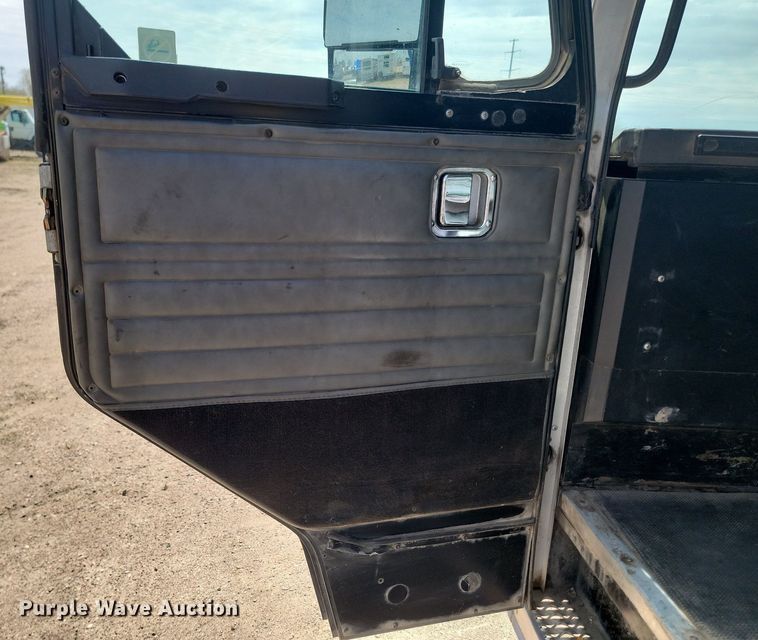 image for item DP3571 2013 Peterbilt  320 refuse truck