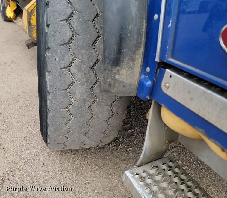 image for item DP3571 2013 Peterbilt  320 refuse truck