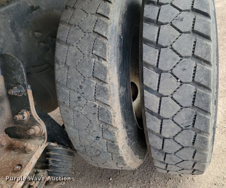 image for item DP3571 2013 Peterbilt  320 refuse truck