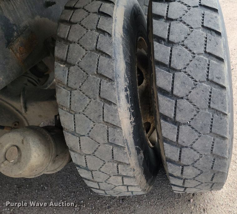 image for item DP3571 2013 Peterbilt  320 refuse truck