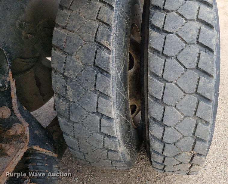 image for item DP3571 2013 Peterbilt  320 refuse truck