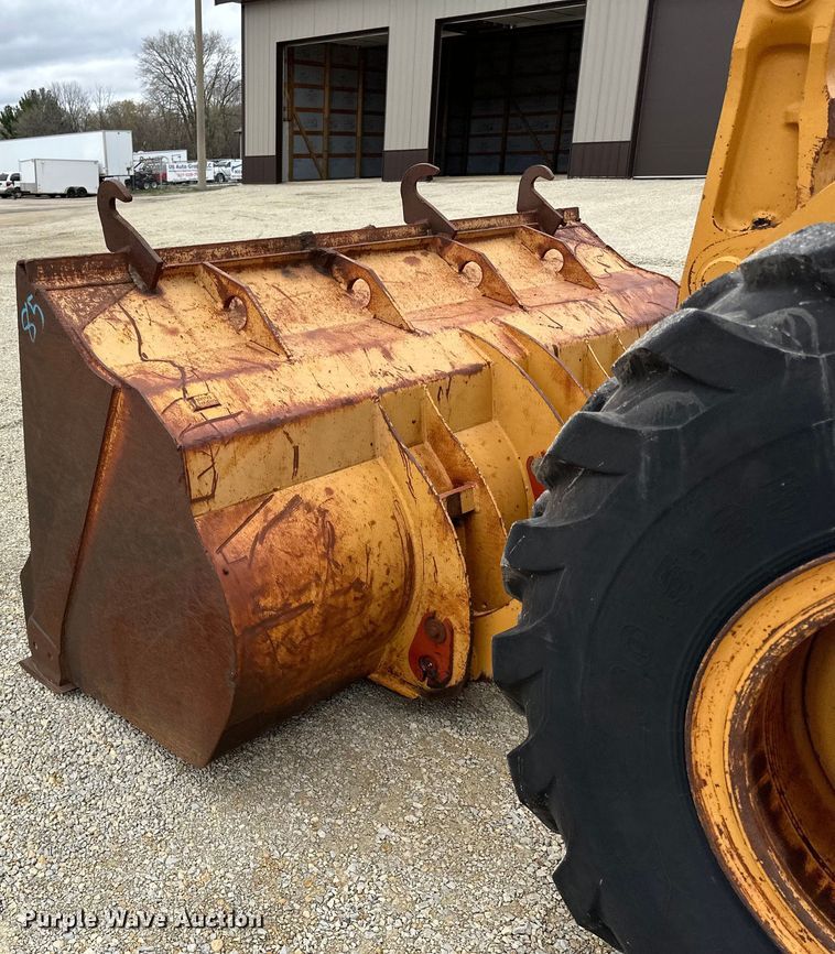 image for item DQ0765 1996 Case 621B wheel loader