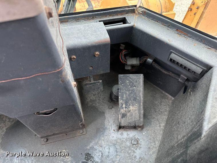 image for item DQ0765 1996 Case 621B wheel loader