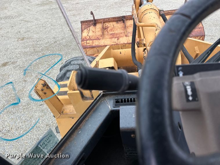 image for item DQ0765 1996 Case 621B wheel loader