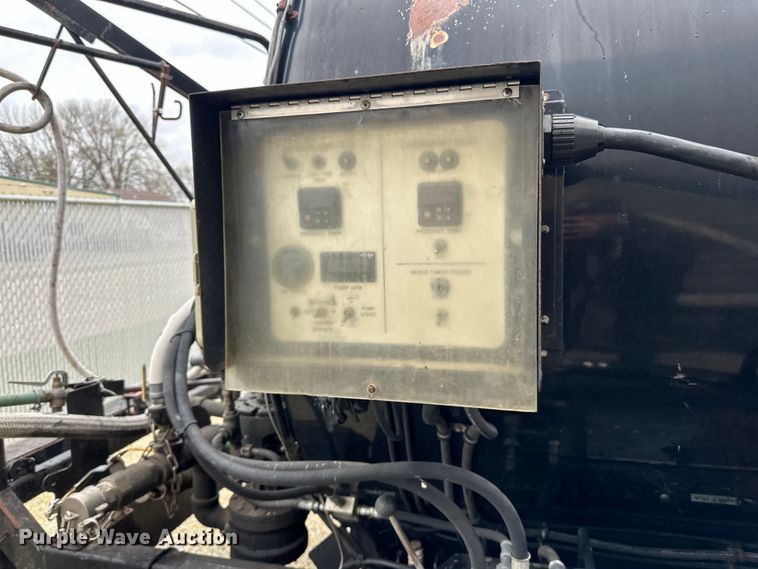 image for item DQ0771 2010 Stepp STRD100D oil distributor trailer