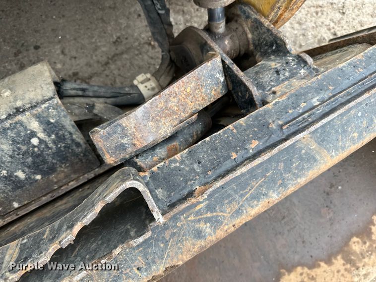 image for item DQ0782 Caterpillar 232 skid steer loader