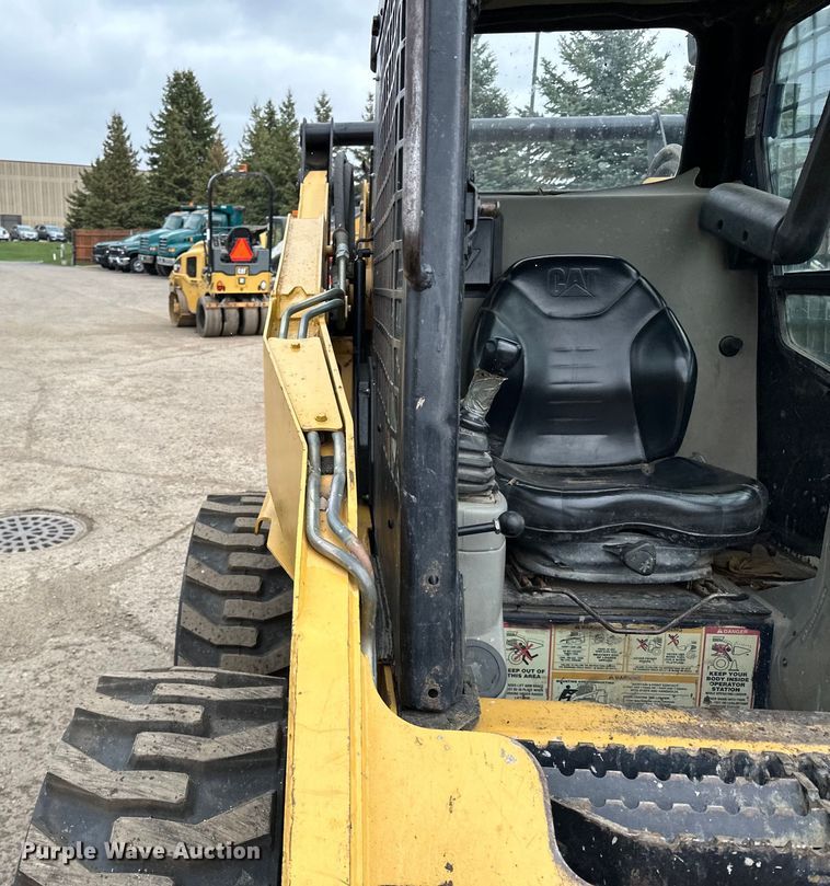 image for item DQ0782 Caterpillar 232 skid steer loader