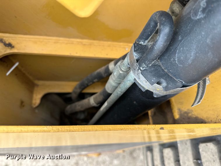 image for item DQ0782 Caterpillar 232 skid steer loader