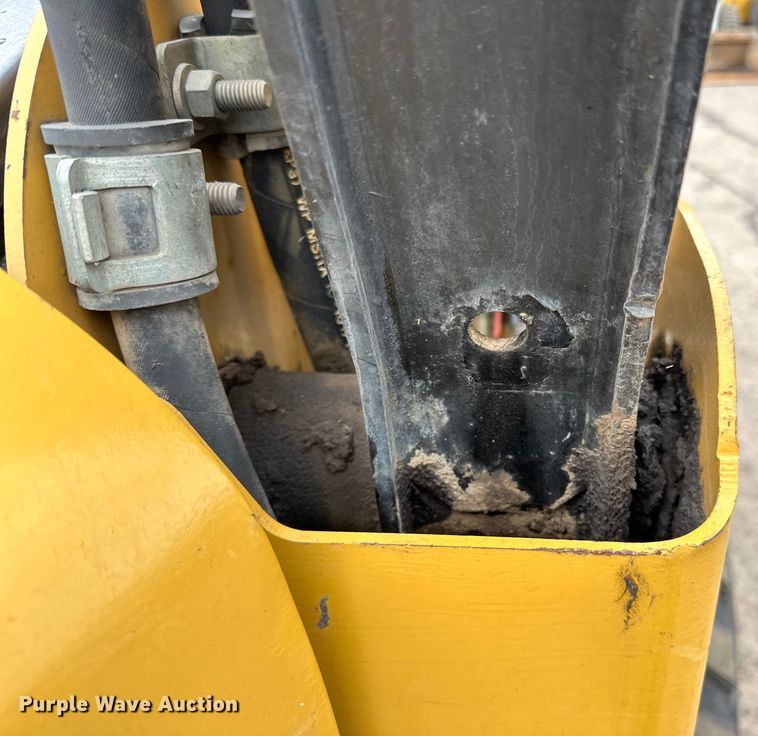 image for item DQ0782 Caterpillar 232 skid steer loader