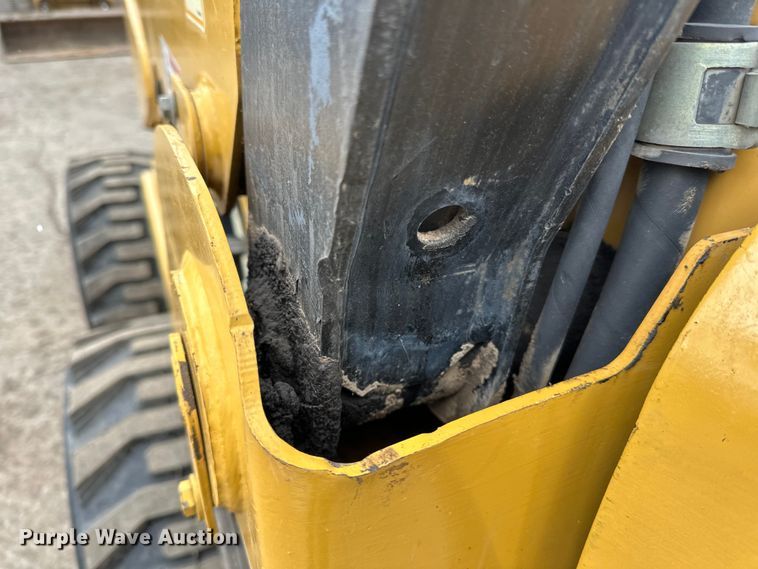 image for item DQ0782 Caterpillar 232 skid steer loader