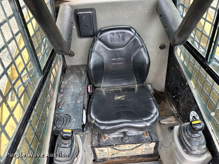 image for item DQ0782 Caterpillar 232 skid steer loader
