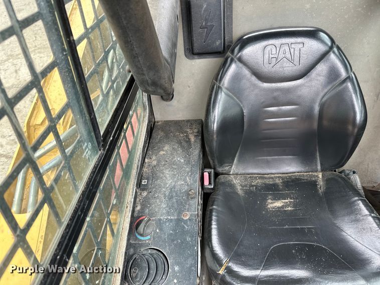 image for item DQ0782 Caterpillar 232 skid steer loader