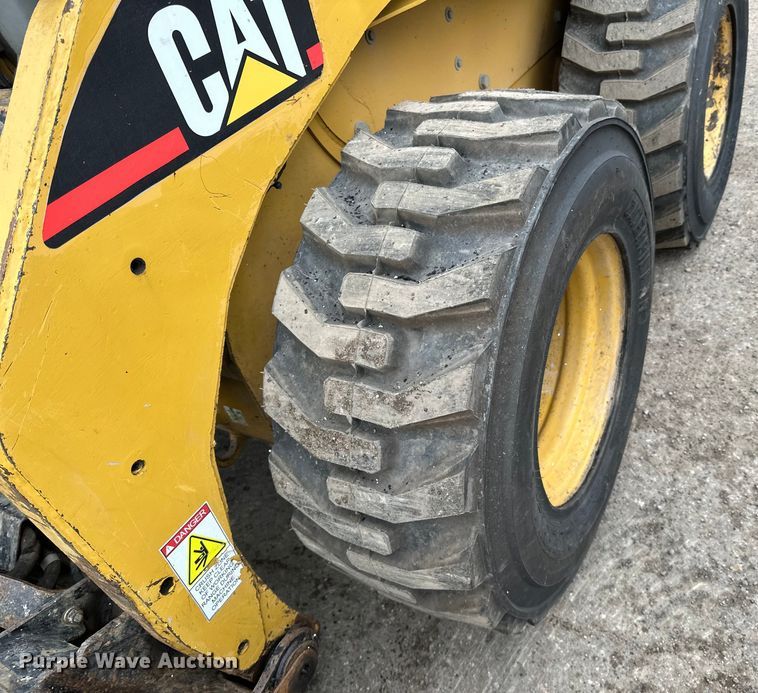 image for item DQ0782 Caterpillar 232 skid steer loader