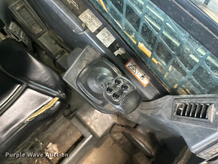 image for item DQ0797 2011 John Deere 320D skid steer loader