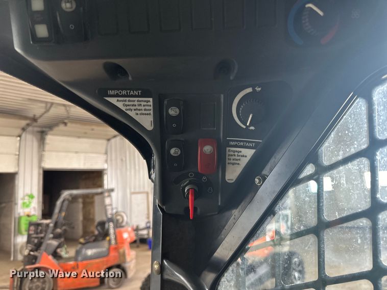 image for item DQ0797 2011 John Deere 320D skid steer loader