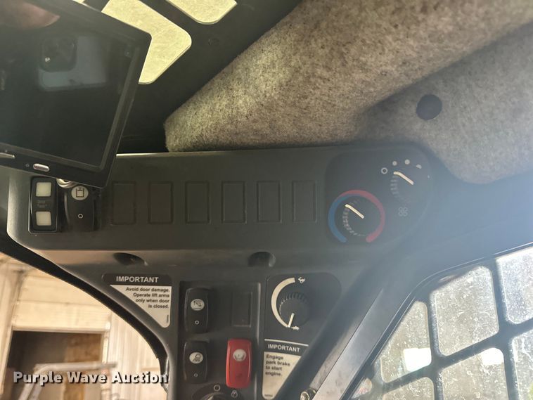 image for item DQ0797 2011 John Deere 320D skid steer loader