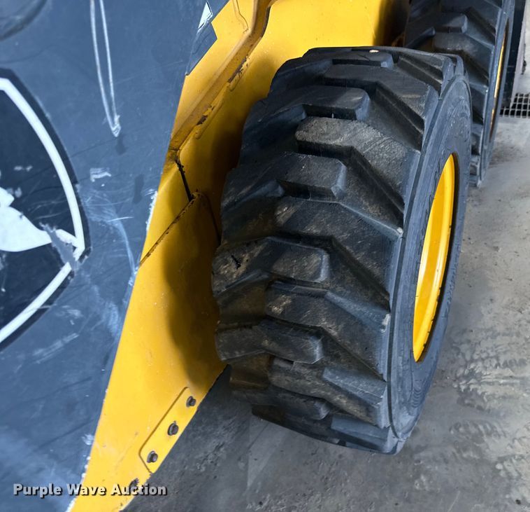 image for item DQ0797 2011 John Deere 320D skid steer loader