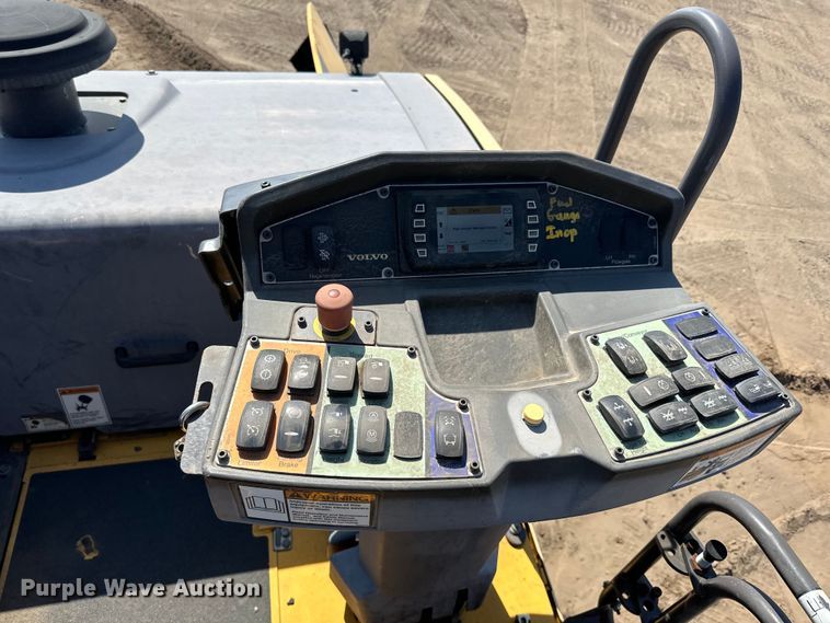 image for item DQ0798 2014 Volvo  P7110 paver