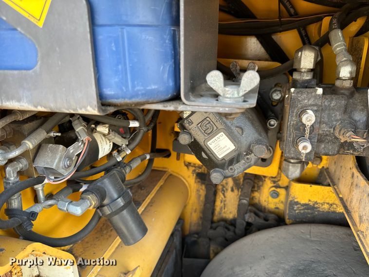 image for item DQ0799 2016 Volvo P7110 paver