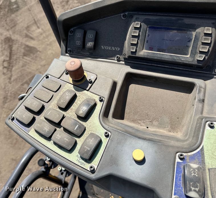 image for item DQ0799 2016 Volvo P7110 paver