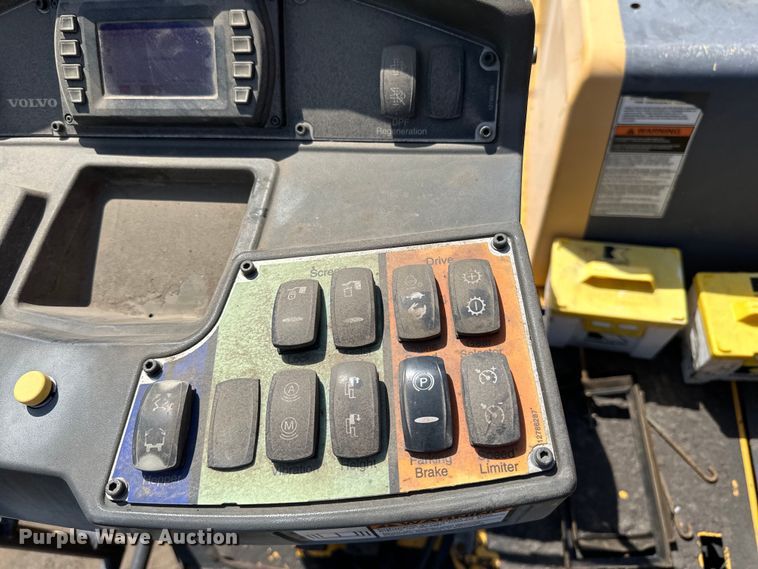 image for item DQ0799 2016 Volvo P7110 paver